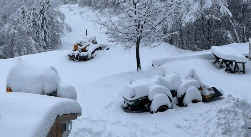Хижи и хотели с туристи останаха без ток след 40-сантиметров сняг в Осоговската планина
