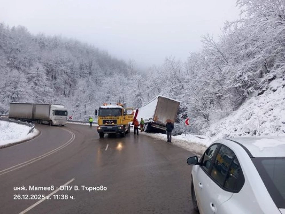 Камион се обърна на Хаинбоаз