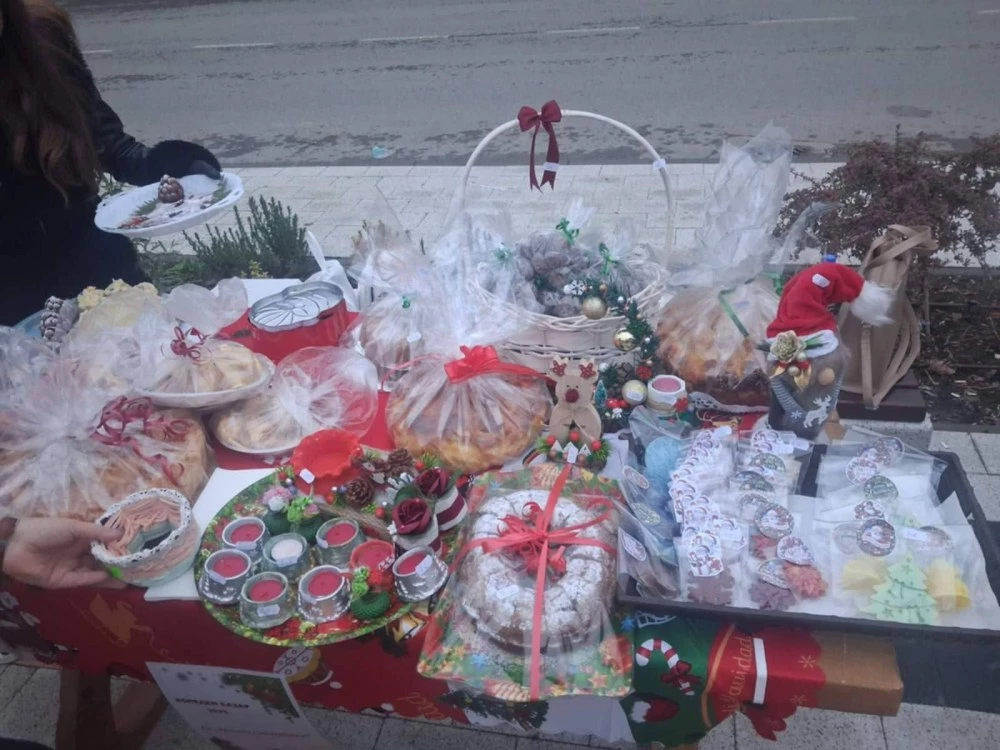 Коледен базар и празничен спектакъл събраха стотици в Брезово