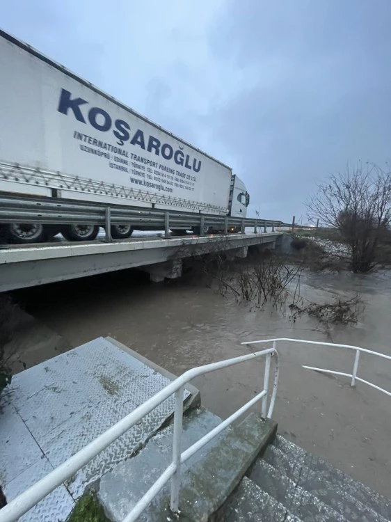 Три къщи и хотел са наводнени в Гелеменово, проверяват още постройки под вода