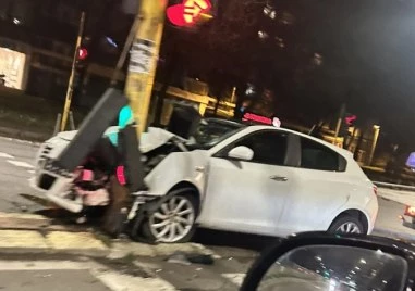 Лек автомобил се е ударил в светофар на столичния булевард Тодор