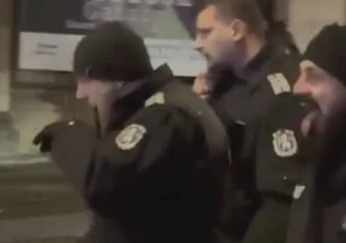 МВР замаза скандала с плезещия се полицай на протеста