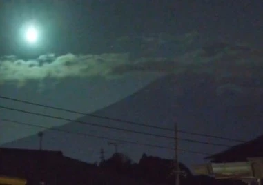 Огромна огнена топка озари нощното небе на Япония Явлението е