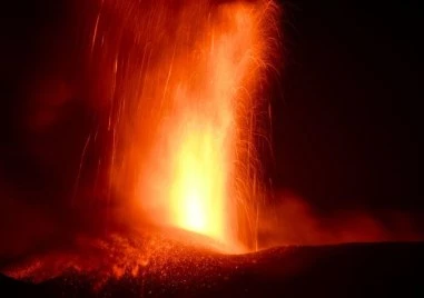 Вулканът Етна отново се активизира, пепел стигна до ски писти