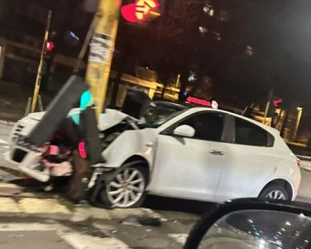 Кола се заби в светофара на голям булевард в София