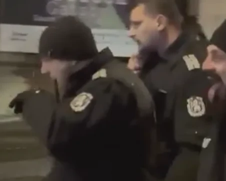 МВР замаза скандала с плезещия се полицай на протеста