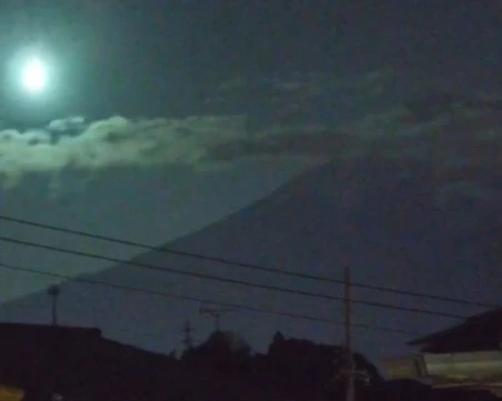 Огромна огнена топка озари нощното небе на Япония