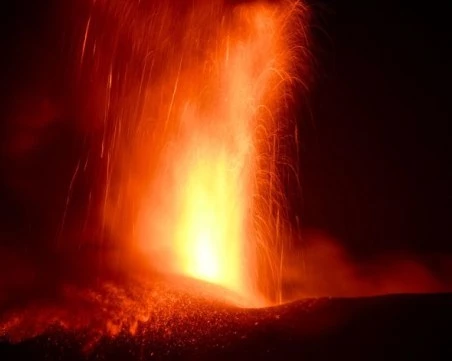 Вулканът Етна отново се активизира, пепел стигна до ски писти