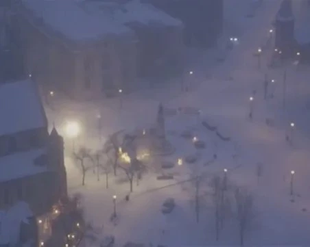 Зимна буря парализира Ню Йорк: Стотици полети са отменени, власти издават спешни предупреждения