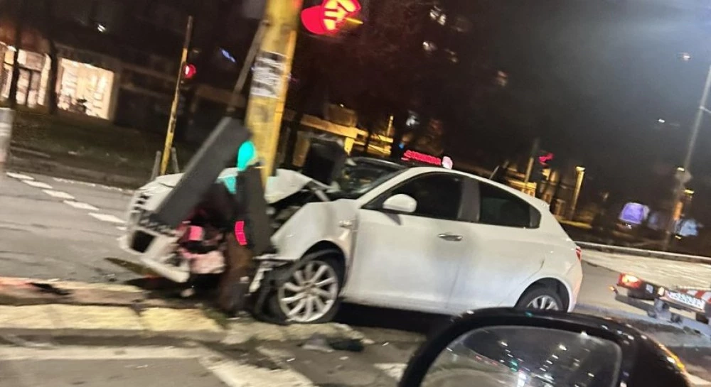 Кола се заби в светофара на голям булевард в София