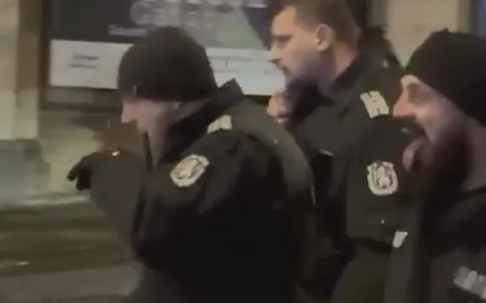 МВР замаза скандала с плезещия се полицай на протеста