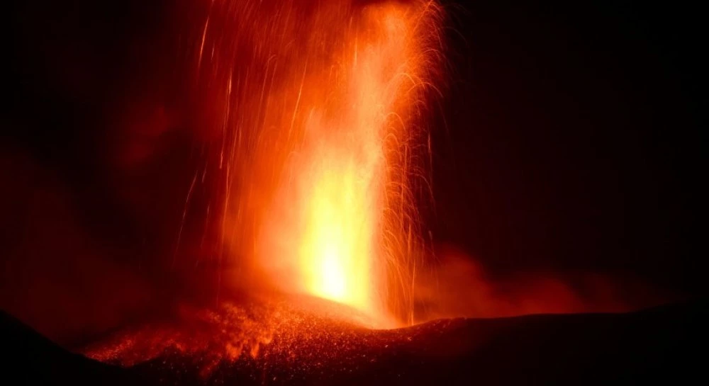 Вулканът Етна отново се активизира, пепел стигна до ски писти