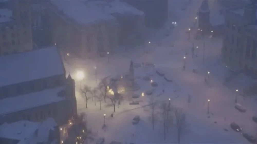 Зимна буря парализира Ню Йорк: Стотици полети са отменени, власти издават спешни предупреждения