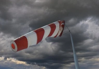 159 сигнала до пожарната заради силния вятър в страната