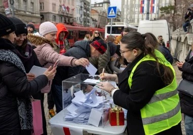 Хиляди в Сърбия искат с подписка предсрочни избори