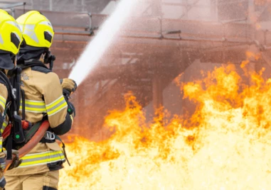 Силен пожар избухна днес в склад със санитарни материали и