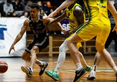 След скандалите за залата, Локо не остави шансове на Шумен