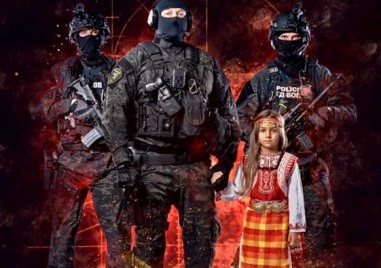 Трима антимафиоти с маски и пълно бойно снаражение а един