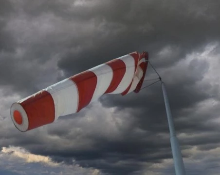 159 сигнала до пожарната заради силния вятър в страната