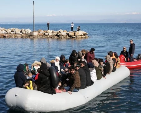 Гръцката брегова охрана спаси 108 мигранти южно от остров Гавдос