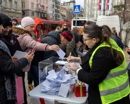 Хиляди в Сърбия искат с подписка предсрочни избори