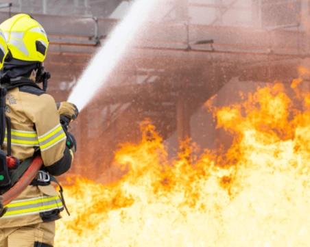 Пожарникари се борят с голям пожар в склад за пластмасови изделия в Румъния