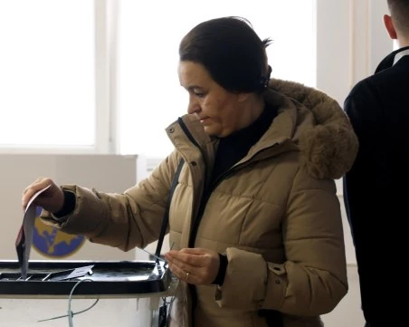 Предсрочни парламентарни избори се провеждат в Косово