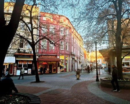Слънчево, но ветровито ще е днес в Пловдив - обявен е жълт код