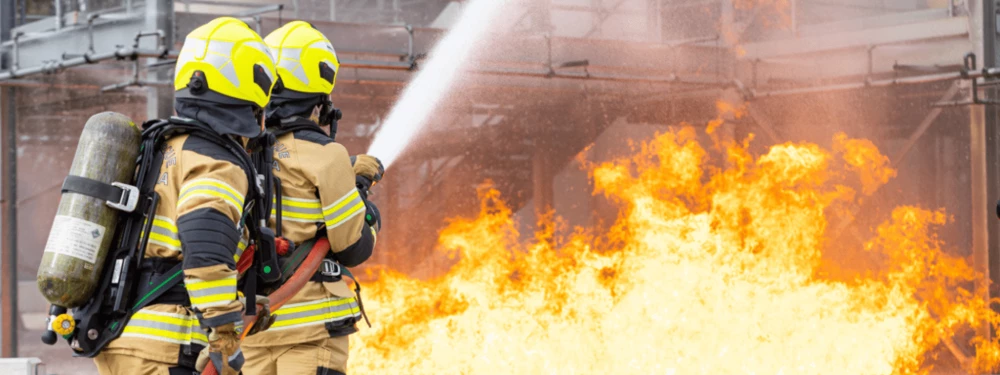 Пожарникари се борят с голям пожар в склад за пластмасови изделия в Румъния