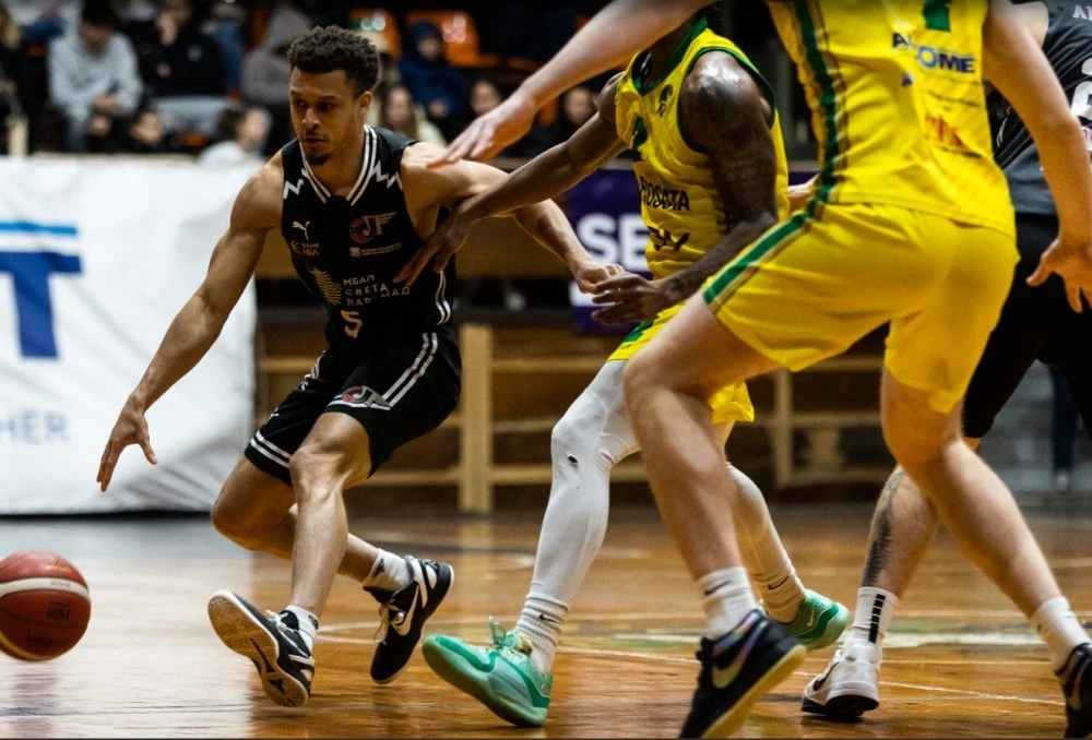 След скандалите за залата, Локо не остави шансове на Шумен