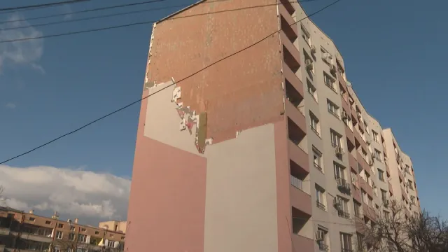Вятърът изтръгна изолацията на жилищен блок в Асеновград, унищожи климатици