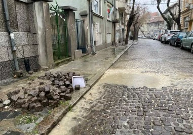 Шофьори трошат колите си в яма от ВиК авария в центъра на Пловдив