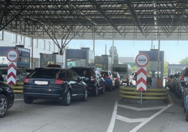 Българите излизат по често зад граница докато входящият поток от