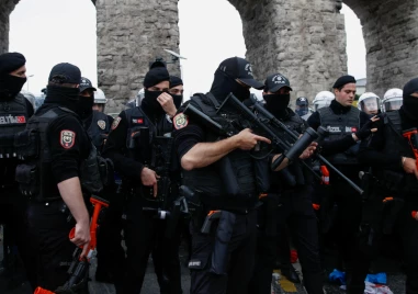 Трима от осемте полицаи които бяха ранени при антитерористична операция