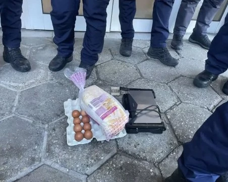 С хляб, яйца и тостер: Протест във Враца заради липсата на ток по празниците