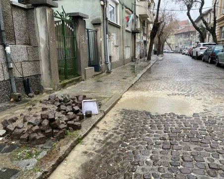 Шофьори трошат колите си в яма от ВиК авария в центъра на Пловдив