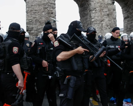 Трима турски полицаи загинаха при антитерористична операция