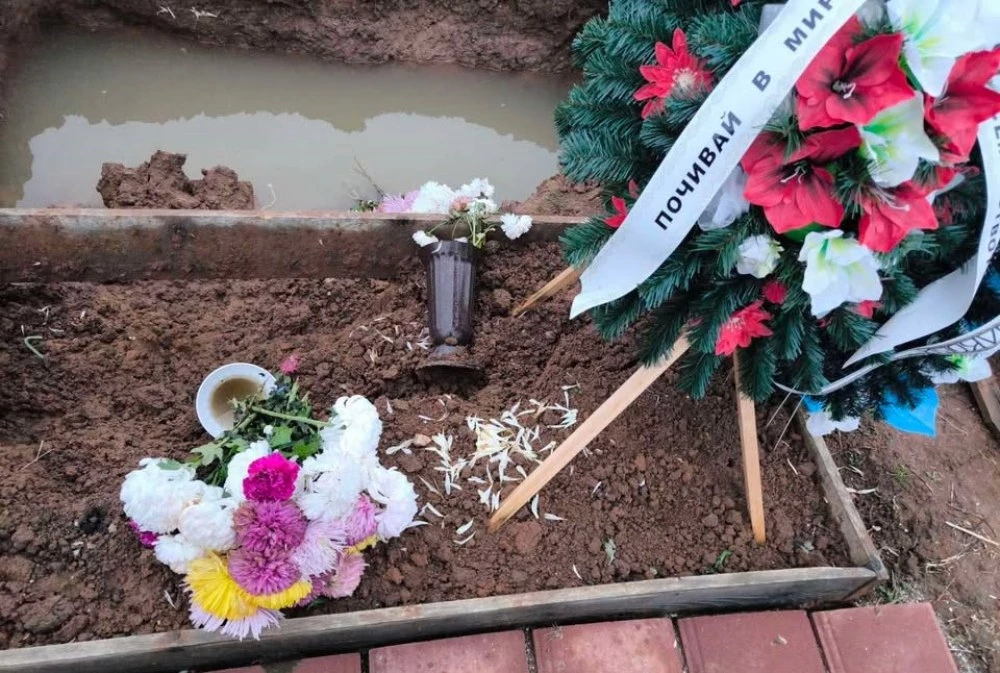 Асеновградчани притеснени от наводнени изкопи и свличащи се гробове, общината заяви, че проблемът е решен