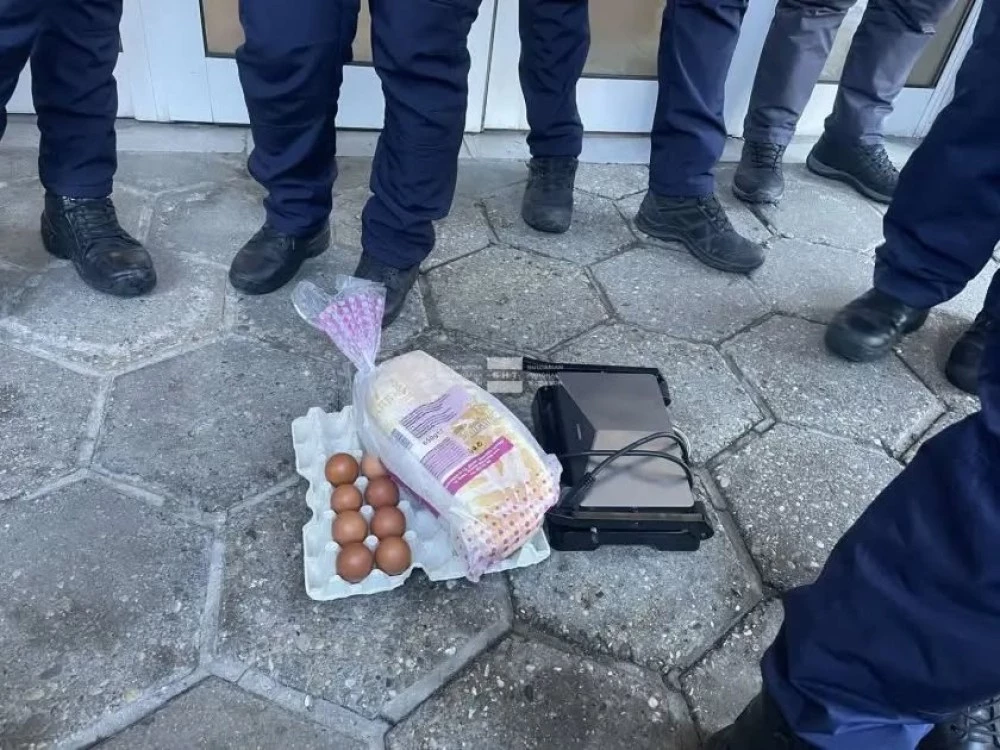 С хляб, яйца и тостер: Протест във Враца заради липсата на ток по празниците