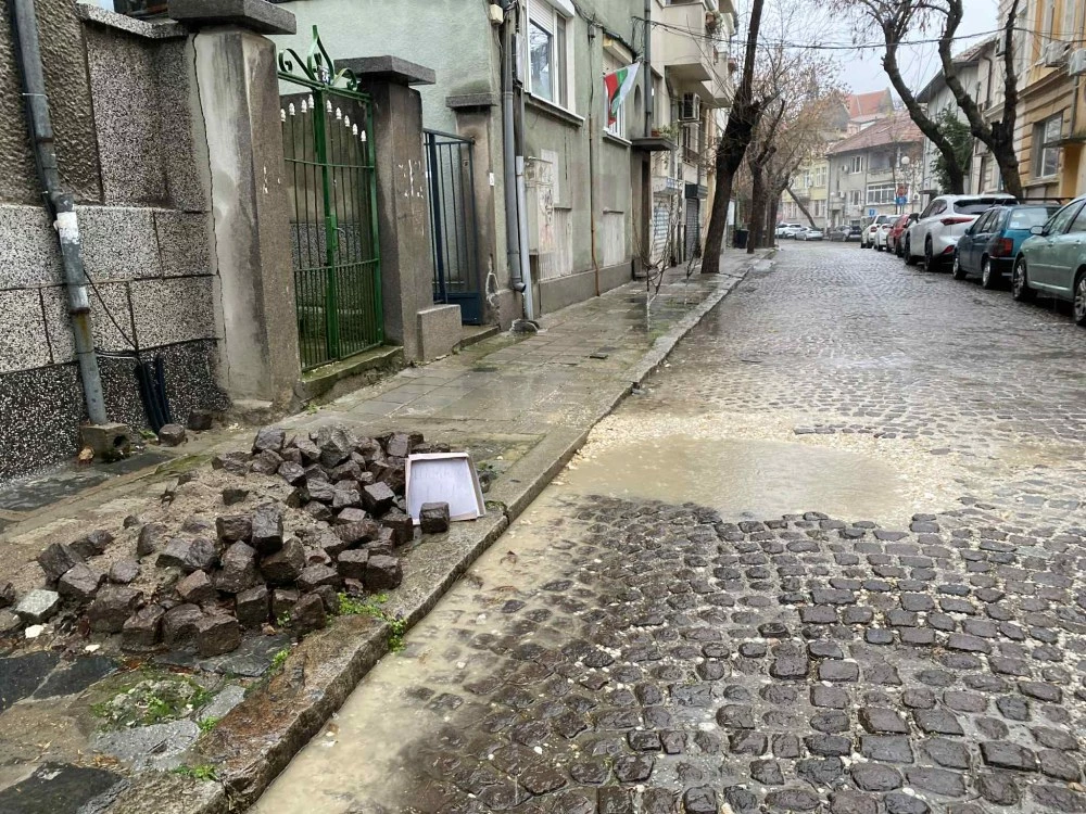 Дълбока яма на ул. Антим I“ в центъра на Пловдив
