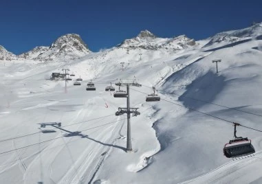 Четирима души бяха ранени а около 100 останаха блокирани на