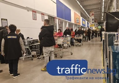 Истерия в Метро в Пловдив: Хора се трупат с торби жълти стотинки ден преди въвеждането на еврото