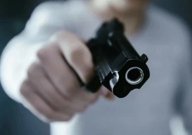 Непълнолетен е заплашил майката на момиче което искал за своя