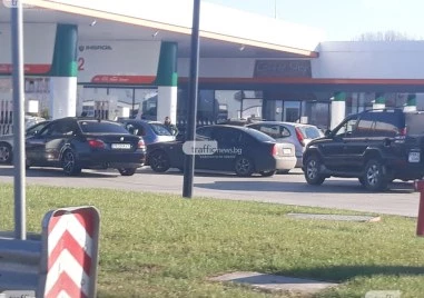 Опашки от коли се извиха по бензиностанциите