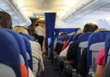 Пътници на полет на нискотарифна авиокомпания получили наранявания след като самолетът