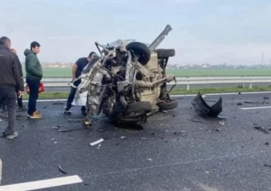 Трима души са загинали а 19 са ранени при 16