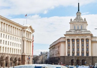 Всяка парламентарна партия ще има свое знаме и герб, НС заделя 255 хиляди лева