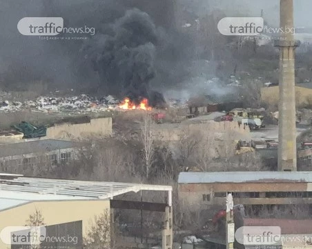 Боклуци пламнаха до производствена база, квартал в Пловдив отново обгазен
