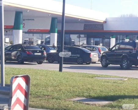Опашки от коли се извиха по бензиностанциите