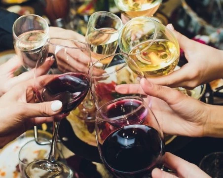 Празниците и алкохолът: Кога удоволствието се превръща в риск?